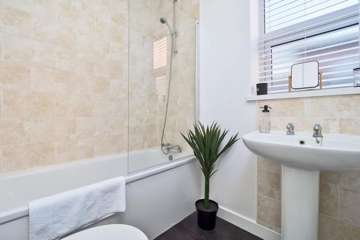 Nursery House By Truestays - 3 Bedroom House In Stoke-On-Trent ภายนอก รูปภาพ