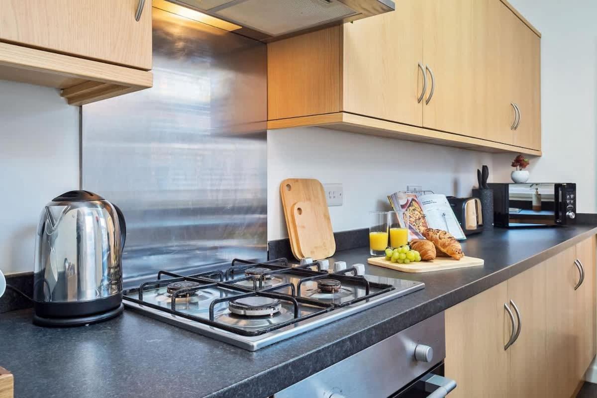 Nursery House By Truestays - 3 Bedroom House In Stoke-On-Trent ภายนอก รูปภาพ