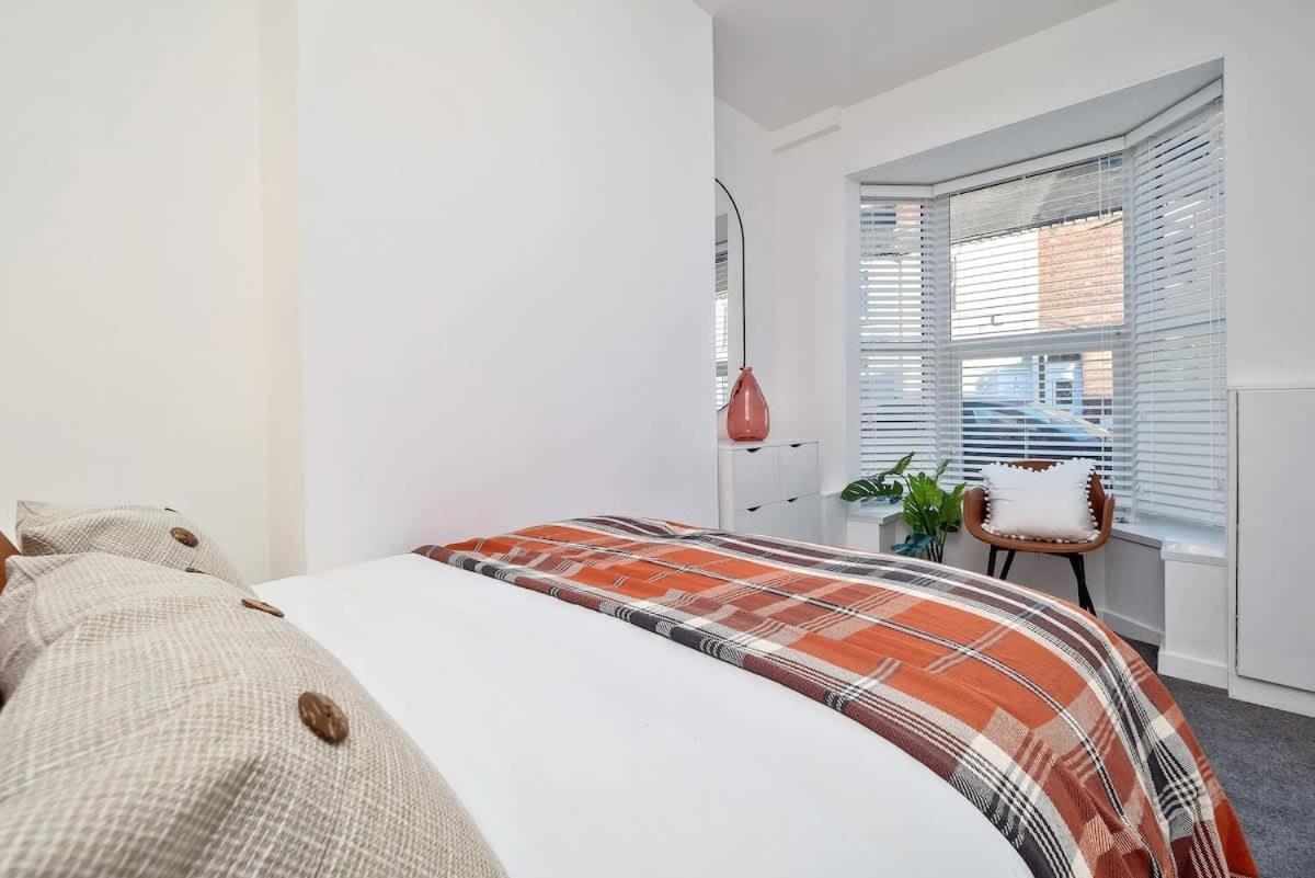 Nursery House By Truestays - 3 Bedroom House In Stoke-On-Trent ภายนอก รูปภาพ