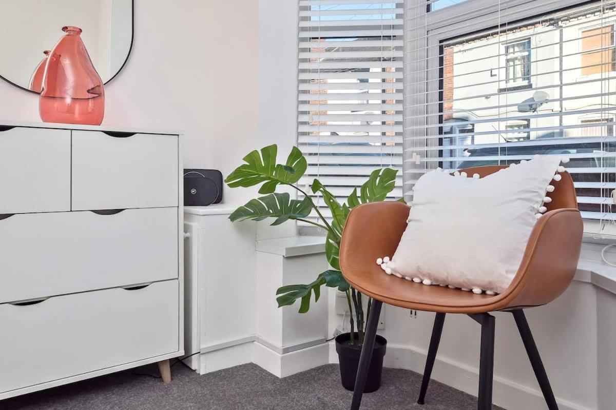 Nursery House By Truestays - 3 Bedroom House In Stoke-On-Trent ภายนอก รูปภาพ