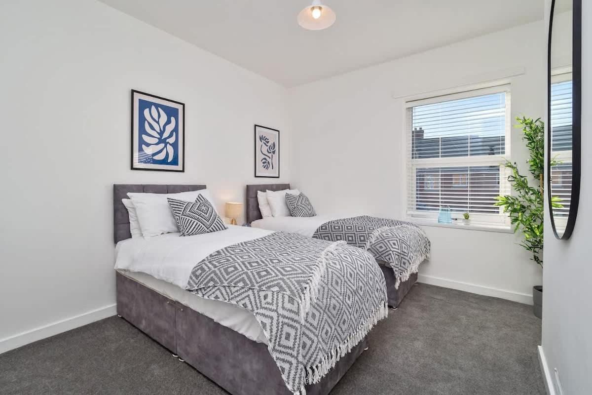 Nursery House By Truestays - 3 Bedroom House In Stoke-On-Trent ภายนอก รูปภาพ